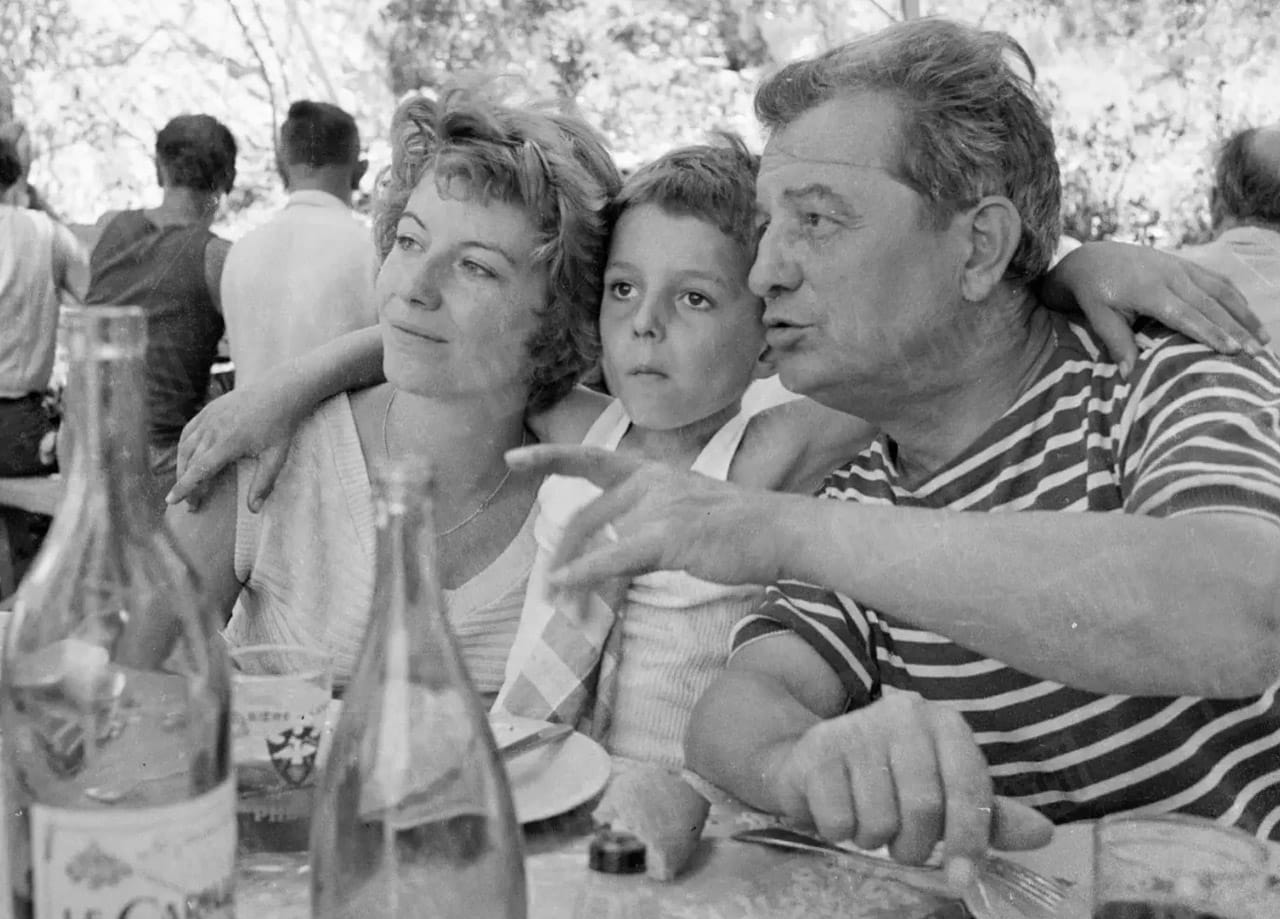 Marcel Pagnol en famille pour le tournage des "lettres de mon moulin" (1954).