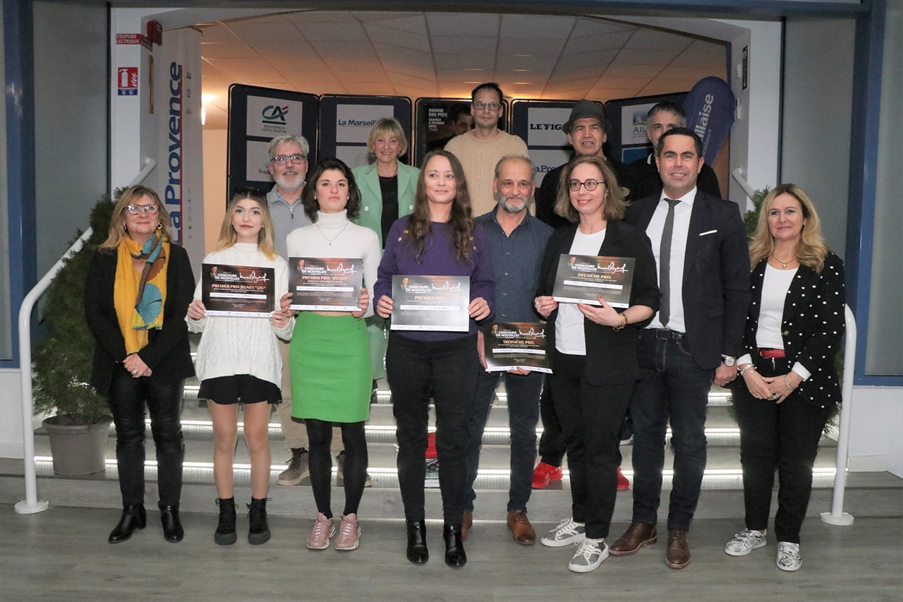 Remise des prix : les lauréats, le jury et M. de Cala - Maire d'Allauch.